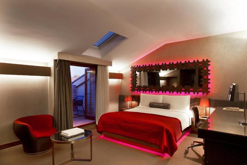 Двухместный (Роскошный номер с кроватью размера «king-size» и балконом) отеля W Istanbul Hotel Bosphorus, Стамбул