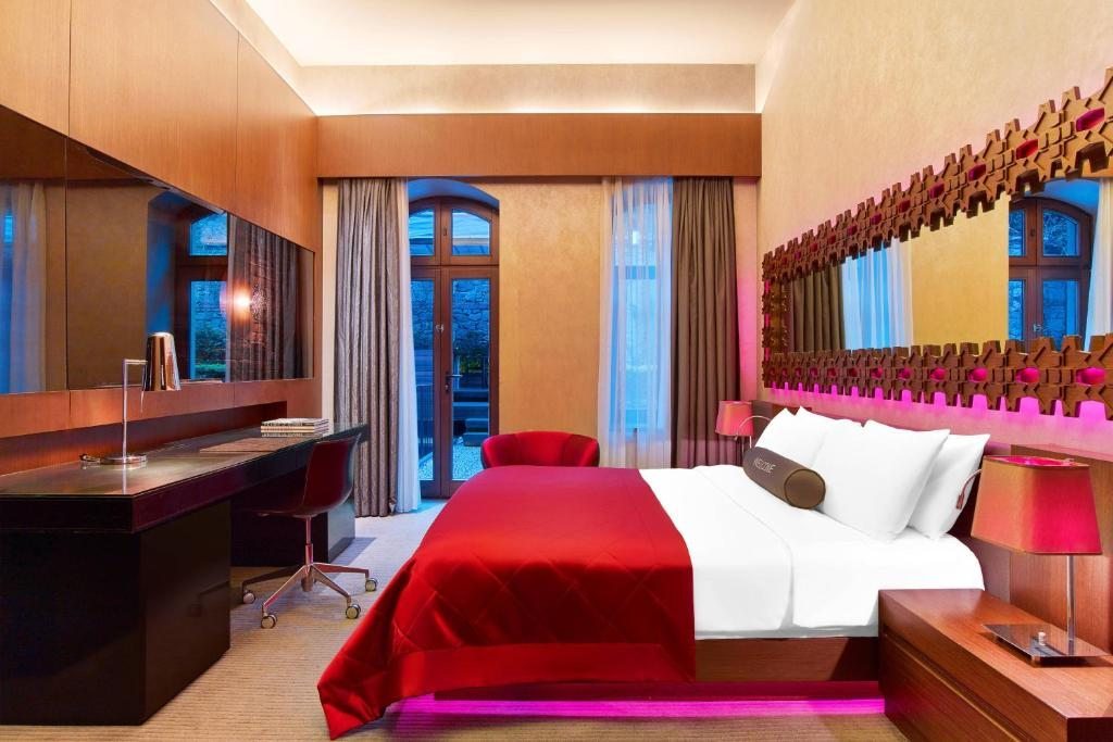 Двухместный (Номер Marvelous с кроватью размера «king-size» и беседкой) отеля W Istanbul Hotel Bosphorus, Стамбул