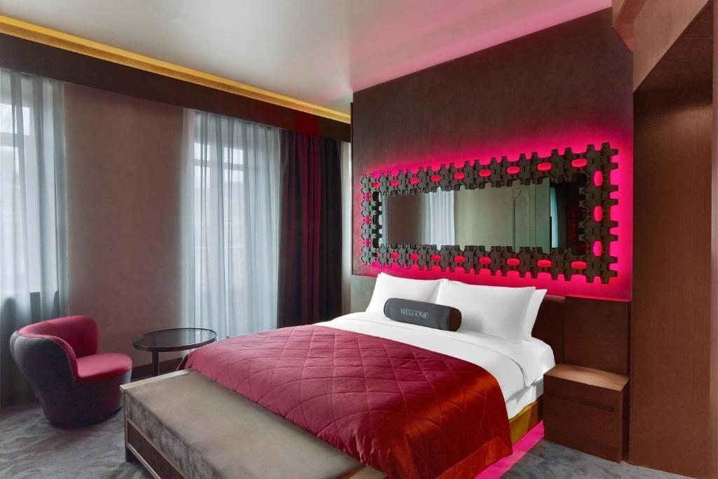 Двухместный (Угловой люкс «Потрясающий» с кроватью размера «king-size» и видом на море) отеля W Istanbul Hotel Bosphorus, Стамбул