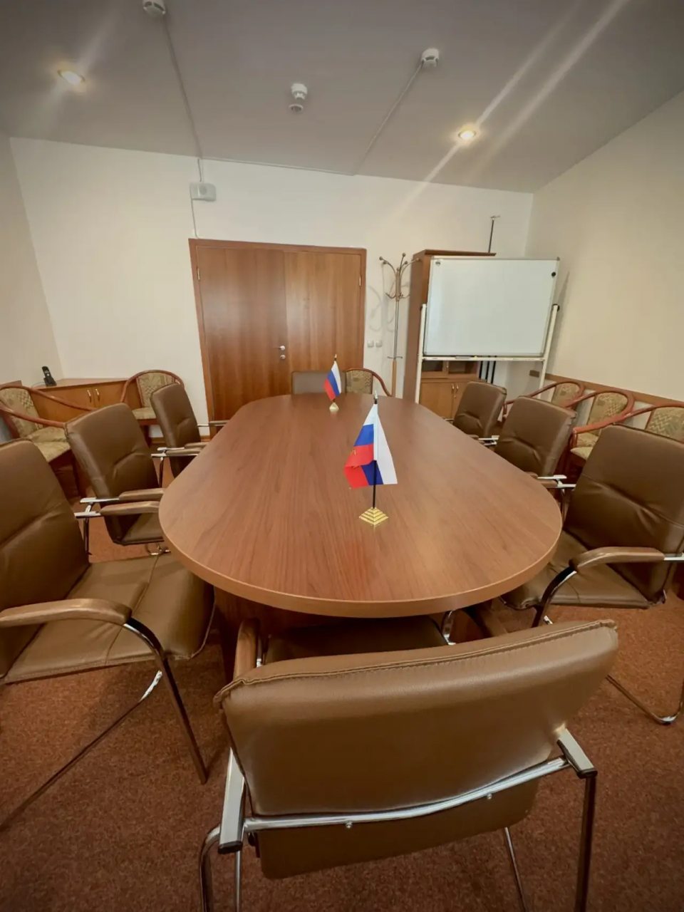комната для проведения переговоров на 8 мест