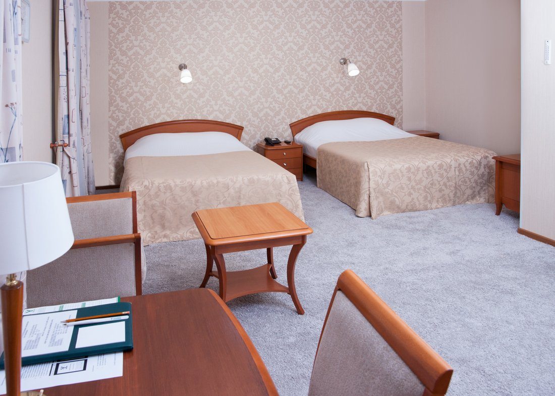 Двухместный (Джуниор-Сюит с двумя раздельными кроватями) гостиницы Юбилейная, Южно-Сахалинск