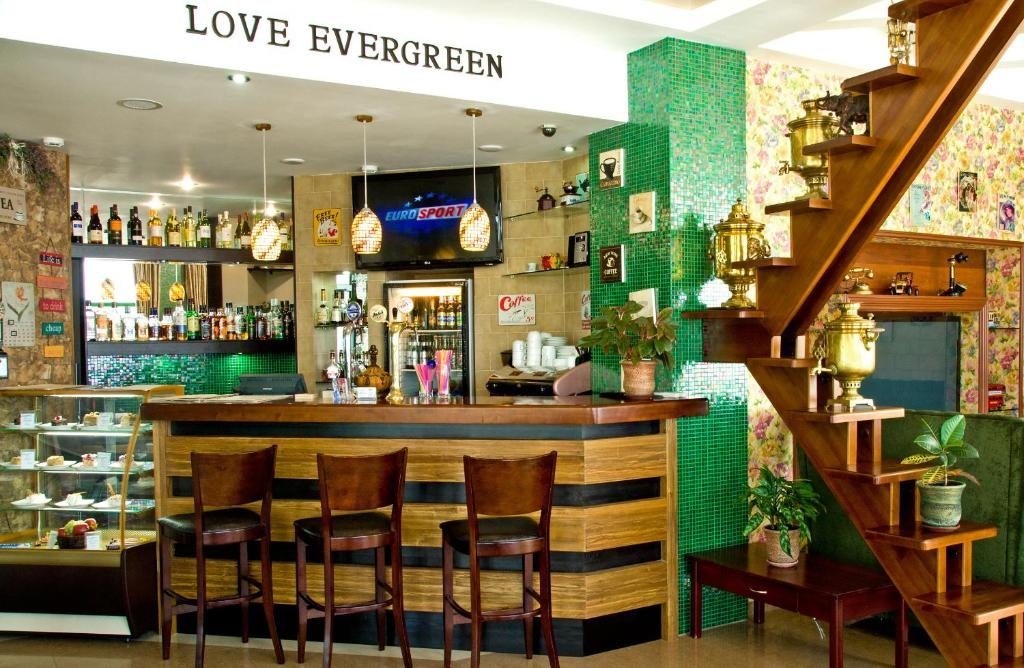 Бар-гостиная «Evergreen», Отель Земляничные Холмы