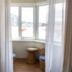 Полулюкс, Отель Командор