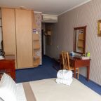 Полулюкс, Отель Командор