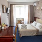 Полулюкс, Отель Командор