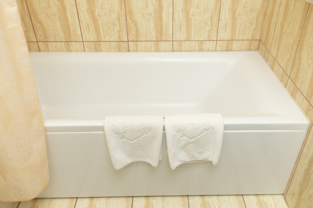 Полулюкс, Отель Командор