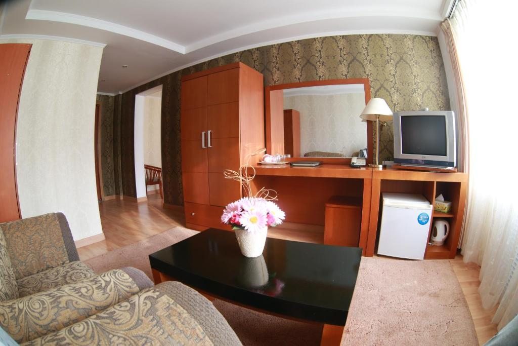 Двухместный (Улучшенный двухместный номер с 2 отдельными кроватями) отеля Турист, Южно-Сахалинск