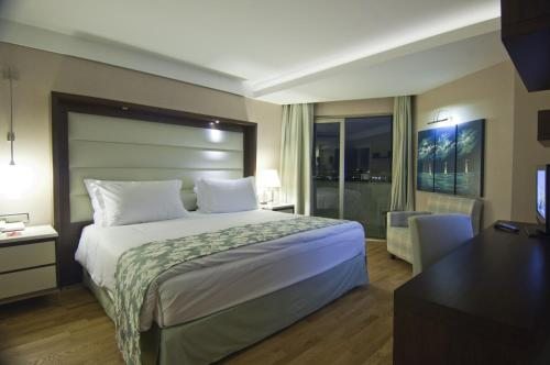 Трехместный (Номер Делюкс с кроватью размера «king-size» - Для некурящих) отеля Ramada Plaza Antalya, Анталия