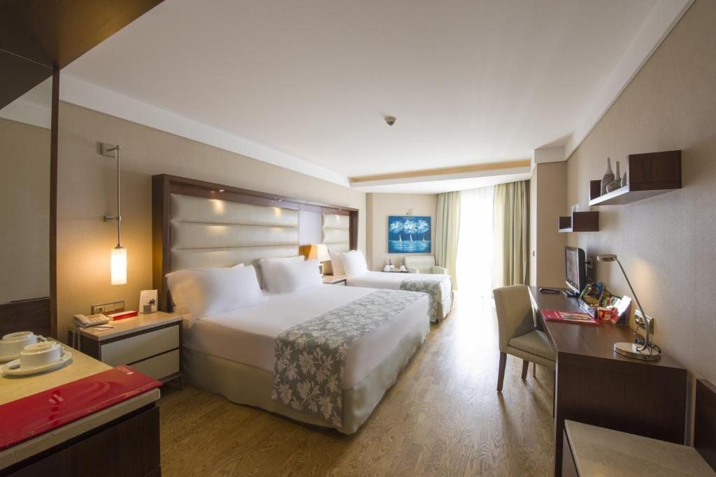Трехместный (Номер Делюкс с частичным видом на море) отеля Ramada Plaza Antalya, Анталия