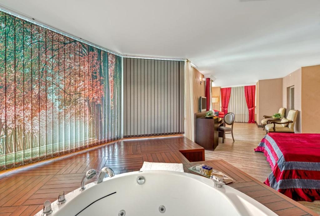 Сьюит (Люкс с гидромассажной ванной) отеля Sealife Family Resort Hotel, Анталия