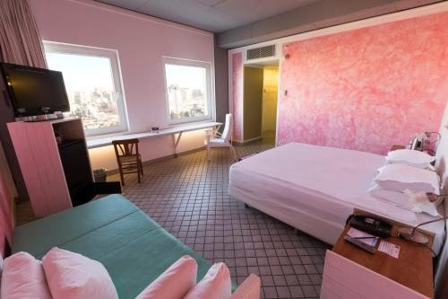 Двухместный (Специальное предложение — 5 двухместных номеров с 1 кроватью или 2 отдельными кроватями и видом на город) отеля The Marmara Antalya, Анталия