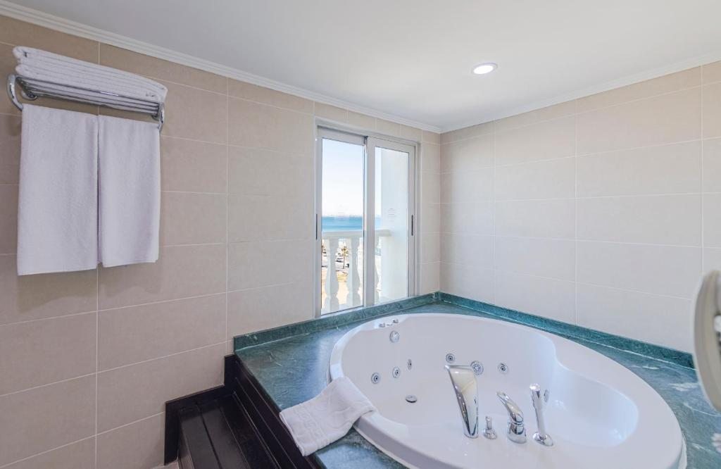 Сьюит (Угловой люкс с гидромассажной ванной – Для курящих) отеля Crowne Plaza Antalya, Анталия