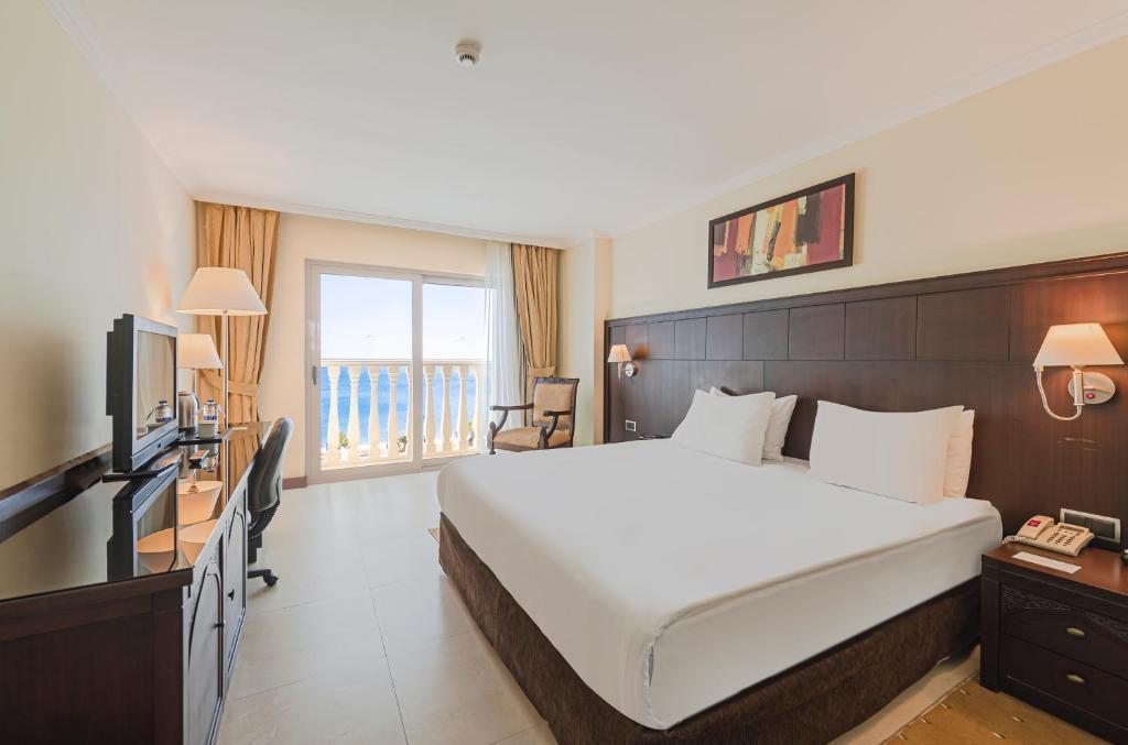 Трехместный (Стандартный номер с кроватью размера «king-size» — Рядом с морем) отеля Crowne Plaza Antalya, Анталия