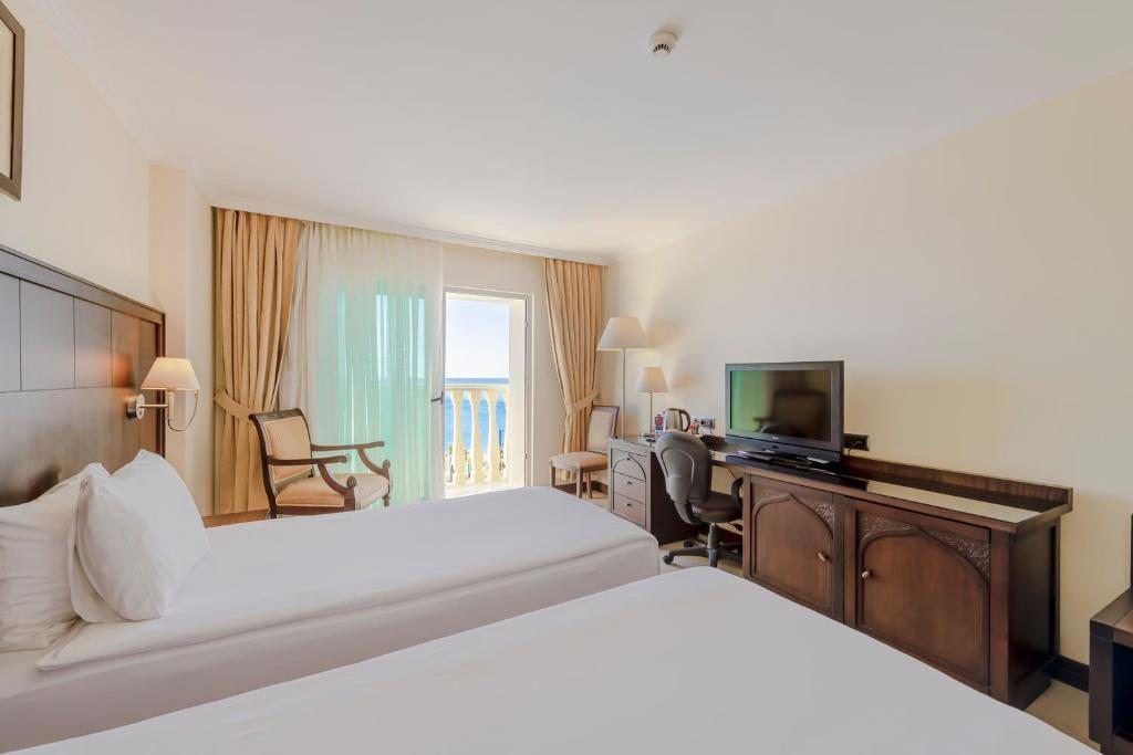 Трехместный (Стандартный двухместный номер с 2 отдельными кроватями, вид на море) отеля Crowne Plaza Antalya, Анталия