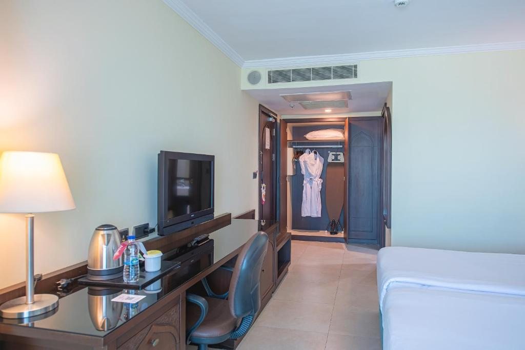 Трехместный (Стандартный двухместный номер с 2 отдельными кроватями — Вид на море — Для курящих) отеля Crowne Plaza Antalya, Анталия