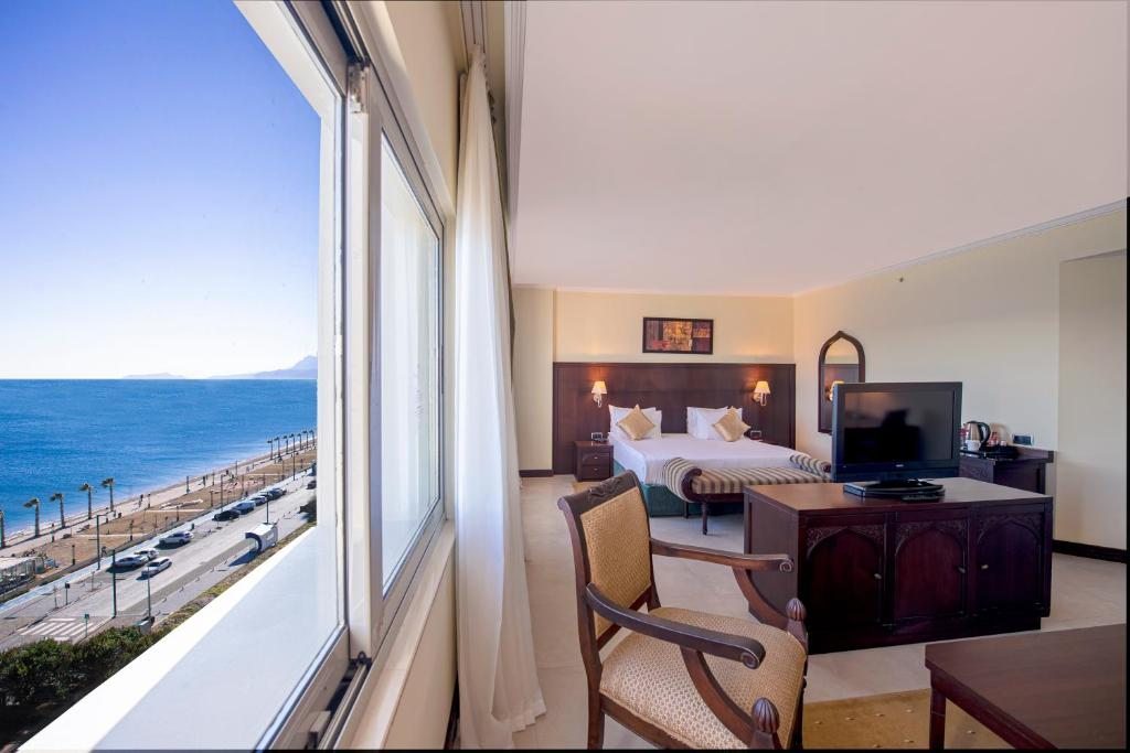 Сьюит (Полулюкс с кроватью размера «king-size» — Рядом с морем) отеля Crowne Plaza Antalya, Анталия