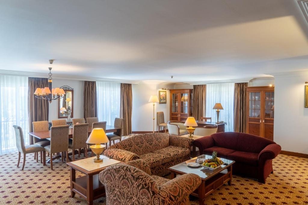 Сьюит (Люкс с кроватью размера «king-size») отеля IC Hotels Airport, Анталия