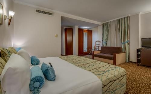 Двухместный (Стандартный двухместный номер с 1 кроватью или 2 отдельными кроватями (для 2 взрослых и 2 детей)) отеля Best Western Plus Khan Hotel, Анталия