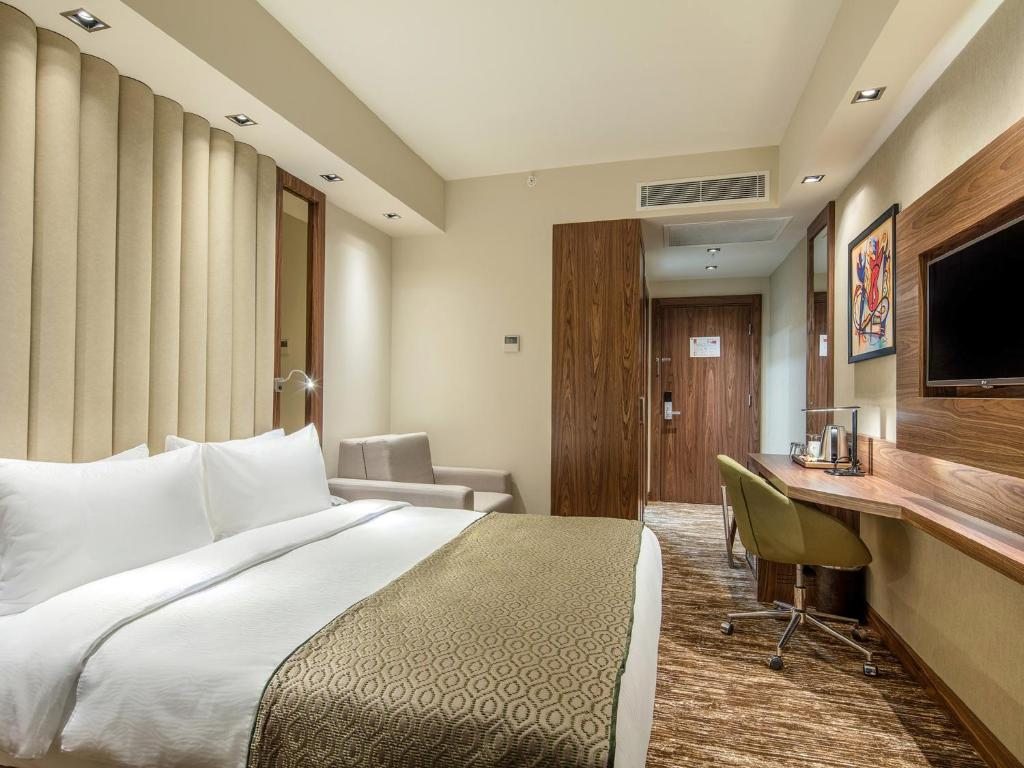 Двухместный (Номер с кроватью размера «queen-size» и диваном - Для курящих) отеля Holiday Inn Antalya - Lara, Анталия