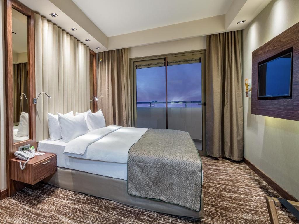 Сьюит (Люкс с кроватью размера «king-size» и видом на море — Для курящих) отеля Holiday Inn Antalya - Lara, Анталия