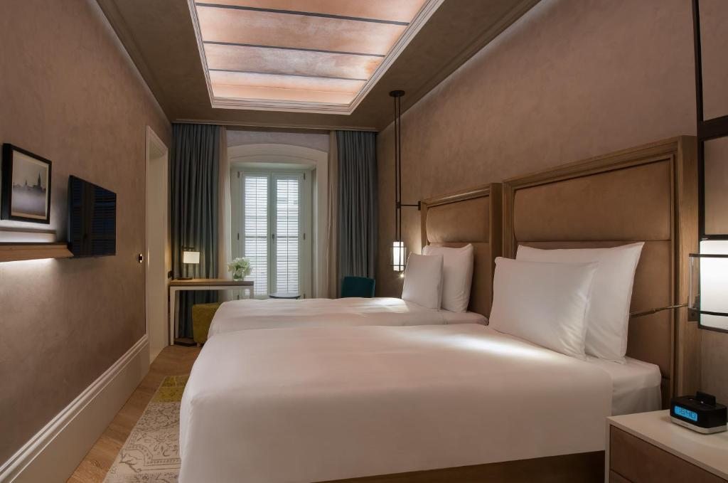 Двухместный (Улучшенный двухместный номер с 2 отдельными кроватями) отеля 10 Karakoy, A Morgans Original, Стамбул