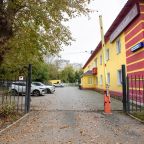 огороженная территория с собственной парковкой