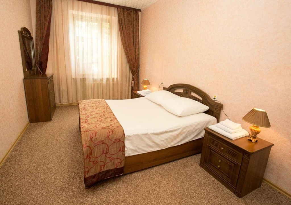 Люкс (2х-комнатный, С джакузи) гостиницы Жемчужина Кавказа, Железноводск