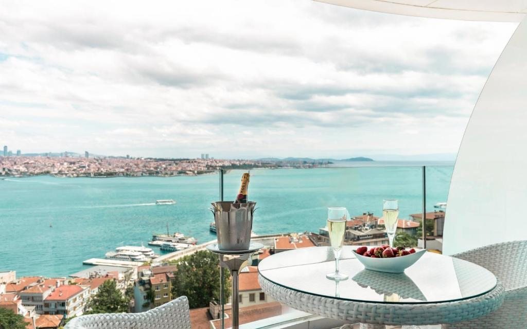 Двухместный (Улучшенный номер с балконом, вид на Босфор) отеля Opera Hotel Bosphorus, Стамбул