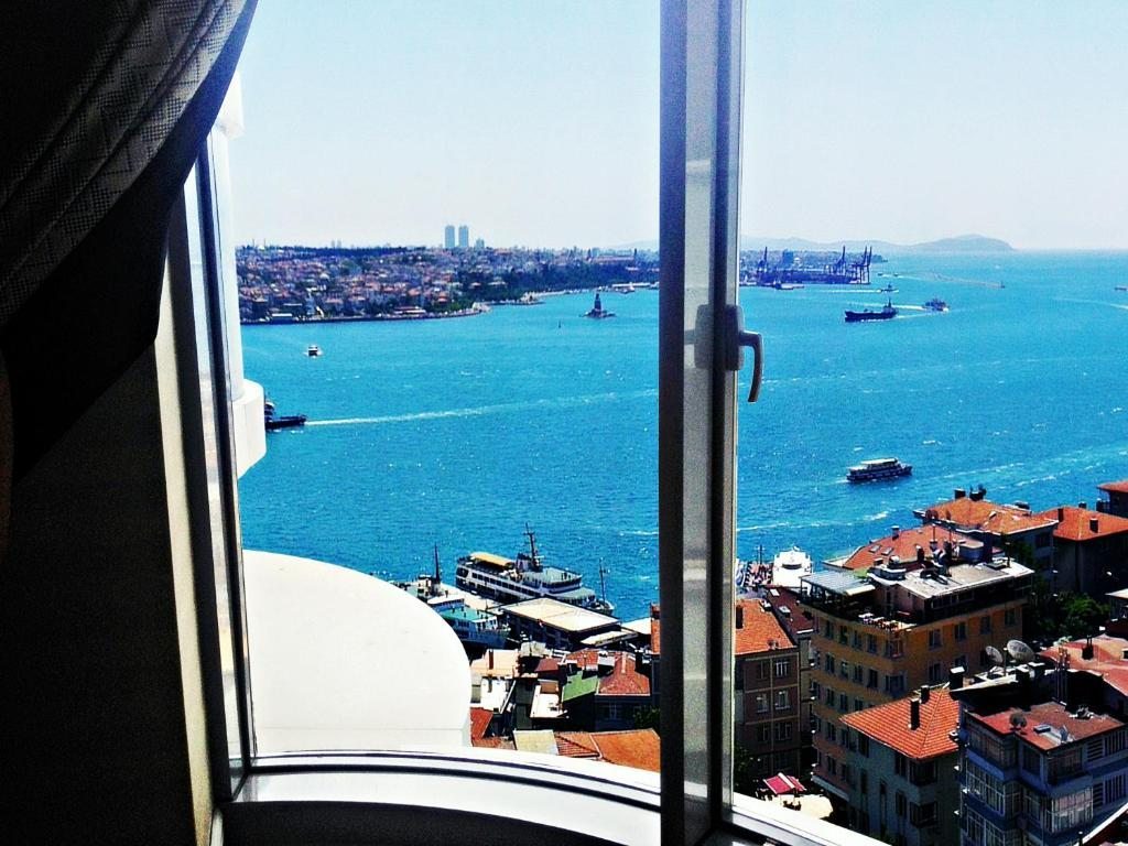 Трехместный (Трехместный номер Делюкс, частичный вид на море) отеля Opera Hotel Bosphorus, Стамбул
