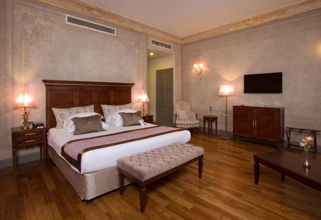 Сьюит (Угловой люкс) отеля Palazzo Donizetti, Стамбул