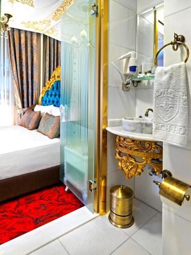 Двухместный (Улучшенный двухместный номер с 1 кроватью или 2 отдельными кроватями и видом на город) отеля White Monarch, Стамбул