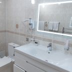 De Luxe (Двухкомнатный стандарт (одна двуспальная кровать)), Отель Белый Лотос