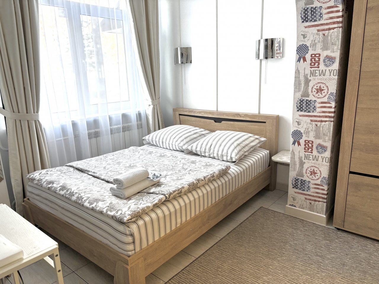 Уютный номер в светлых тонах.