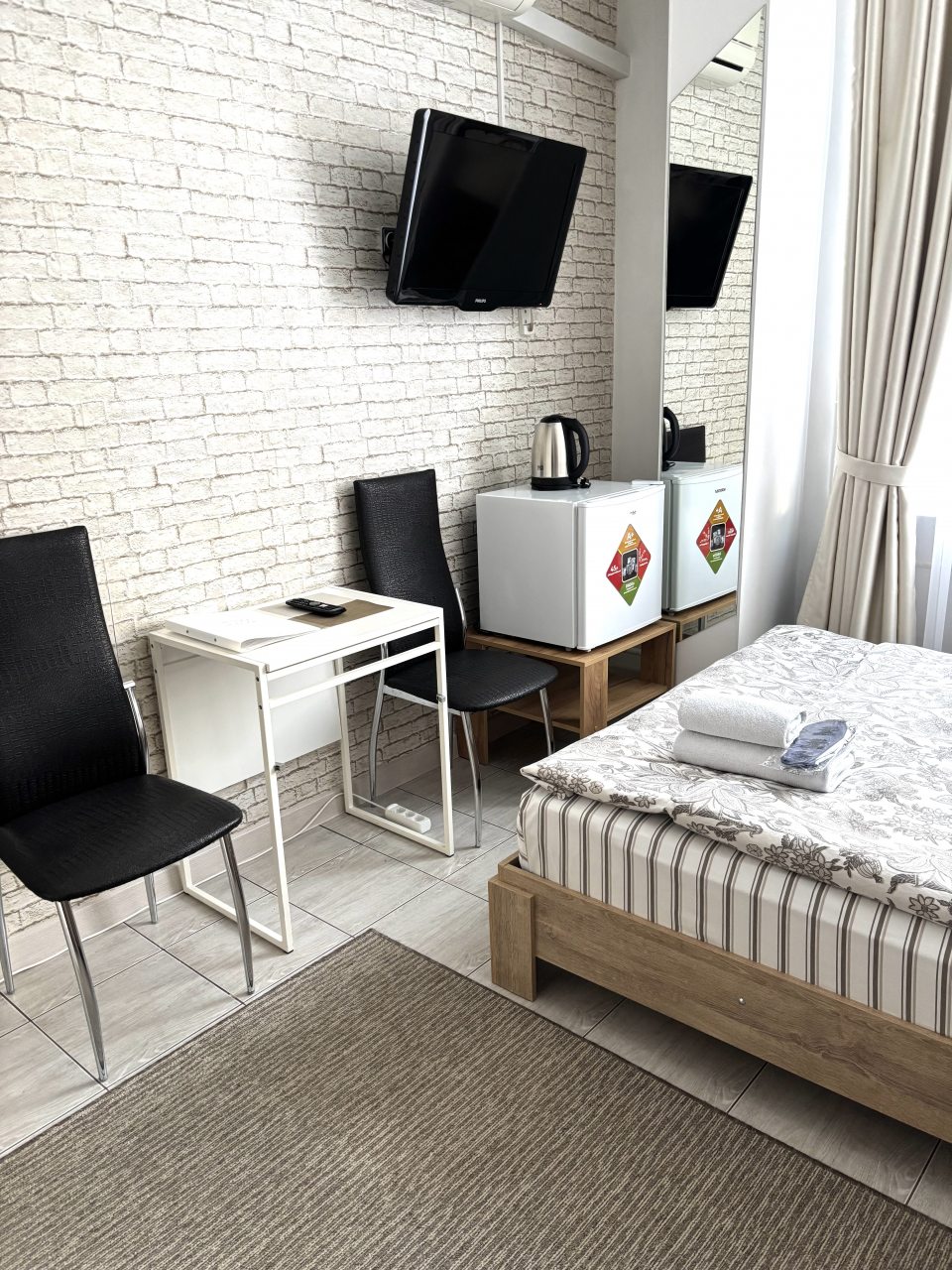 Уютный номер в светлых тонах.