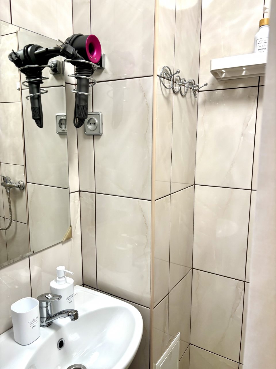 Уютный номер в светлых тонах.