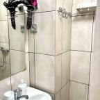 Уютный номер в светлых тонах.