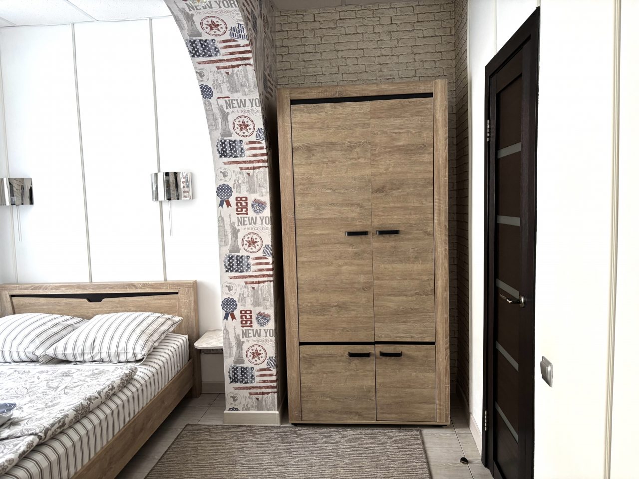 Уютный номер в светлых тонах.