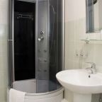 Двухместный "СЕМЕЙНЫЙ", общий вид ванной комнаты с душевой кабиной