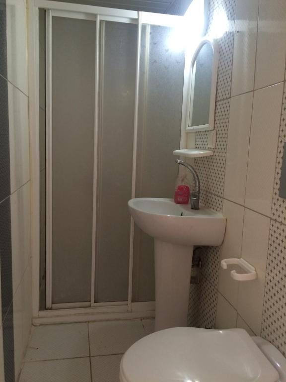 Семейный (Cемейный номер с собственной ванной комнатой) хостела Uyar Palace, Анталия