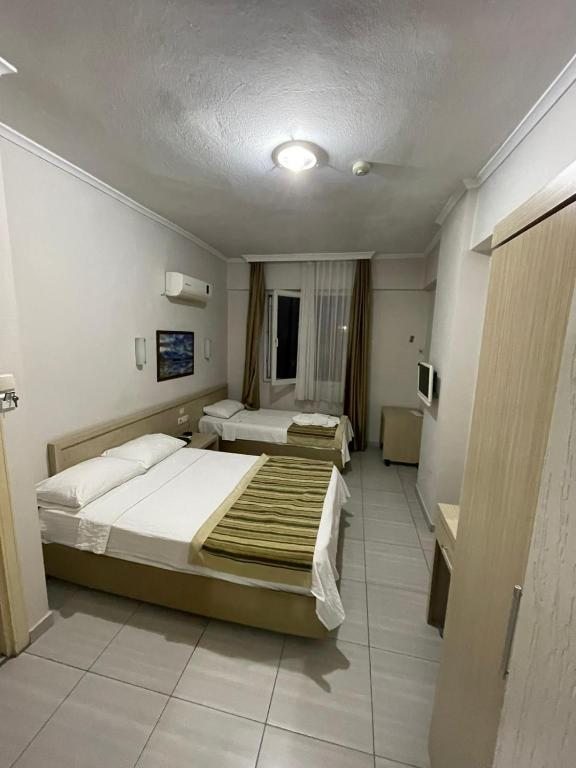 Четырехместный (Четырехместный номер с собственной ванной комнатой) отеля Denizhan Hotel, Анталия