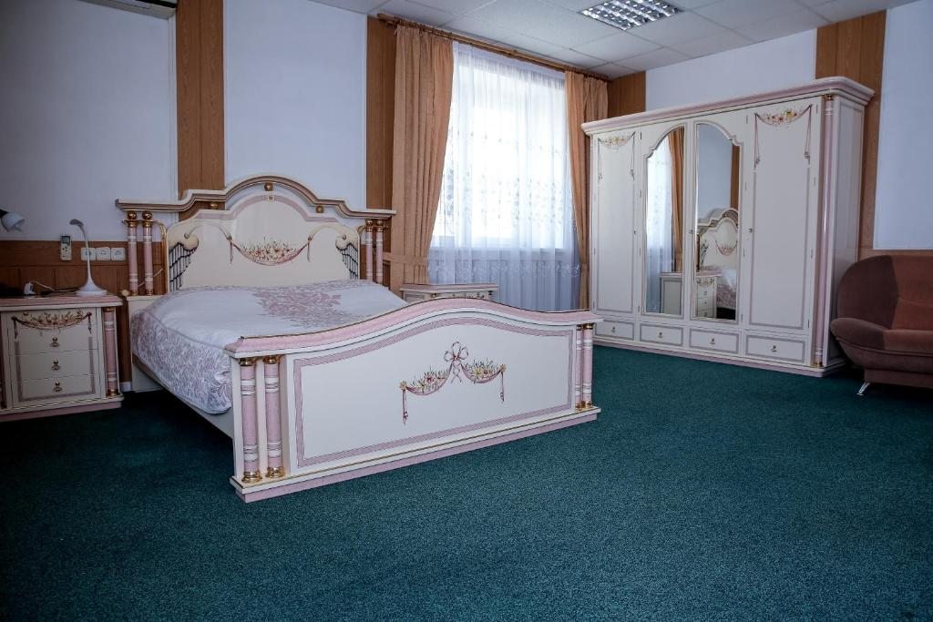 Двухместный (Номер Делюкс с кроватью размера «king-size») отеля Салют на Школьной 16, Орск