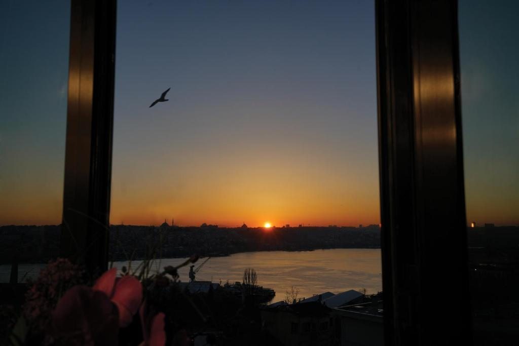 Семейный (Семейный номер с видом на море) отеля Biancho Hotel Pera- Special Category, Стамбул