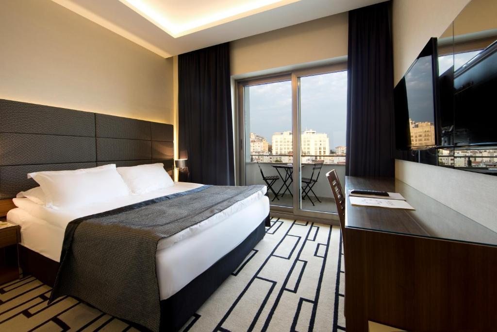 Двухместный (Улучшенный номер с видом на пролив Босфор) отеля Cihangir Hotel, Стамбул