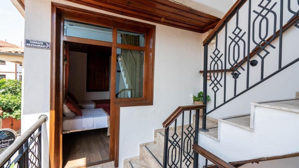 Двухместный (Небольшой двухместный номер с 2 отдельными кроватями, частичный вид на море) отеля Antalya Inn Hotel, Анталия