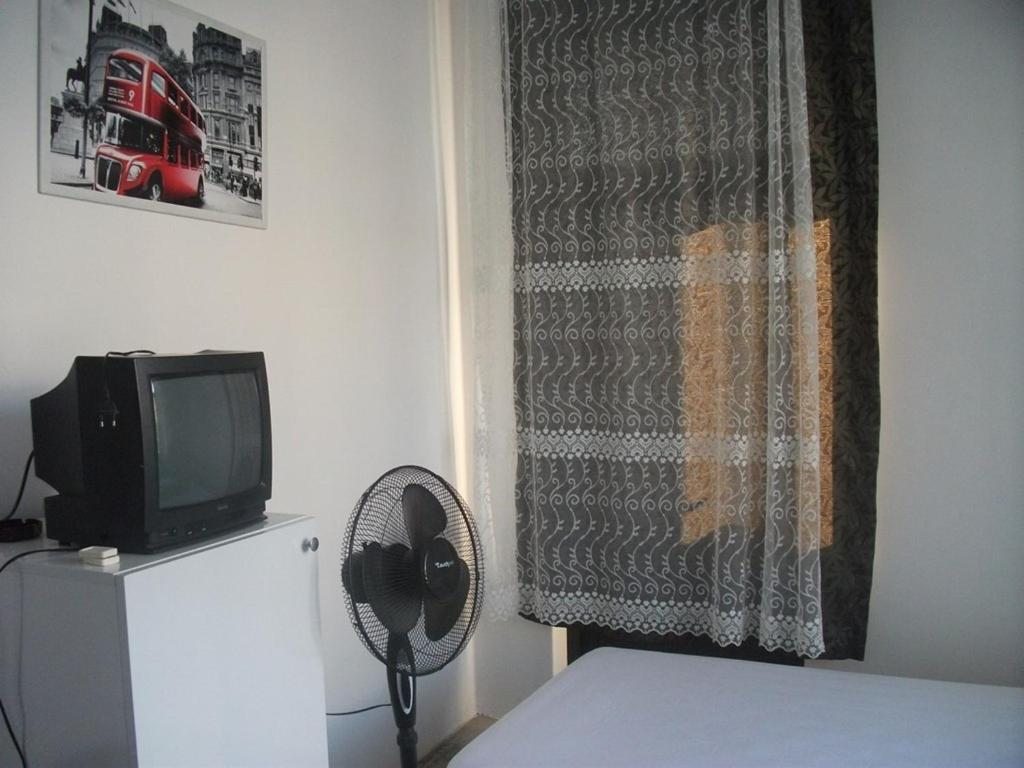 Двухместный (Стандартный двухместный номер с 2 отдельными кроватями и общей ванной комнатой) отеля Aydın Otel Pansiyon, Анталия