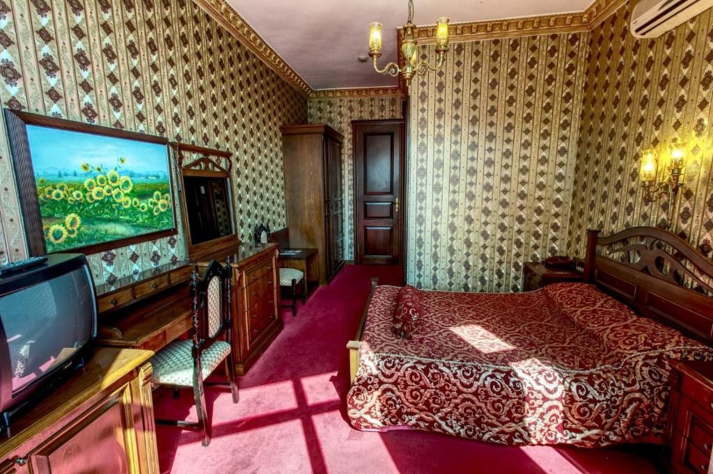 Двухместный (Улучшенный двухместный номер с 1 кроватью и балконом) отеля Grand Hotel de Londres with terrace, Стамбул