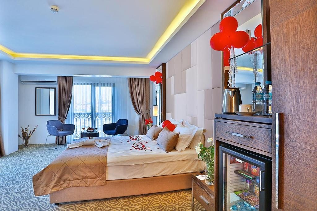 Трехместный (Трехместный номер Делюкс с видом на море) отеля Grand Sagcanlar Hotel, Стамбул