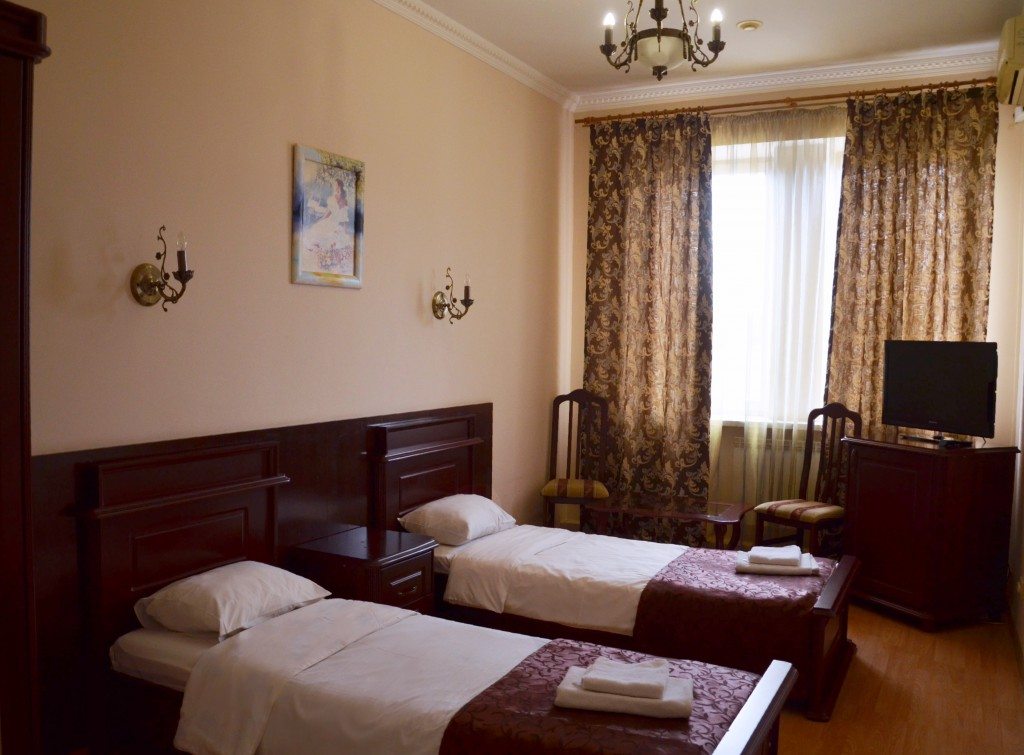 Двухместный (Стандартный с двумя односпальными кроватями) гостиницы SunHotel, Ессентуки