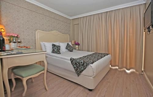 Двухместный (Улучшенный двухместный номер с 1 кроватью и видом на город) отеля Raymond, Стамбул
