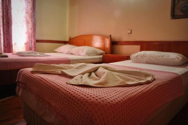 Двухместный (Двухместный номер с двуспальной кроватью и дополнительной кроватью) гостевого дома Kont Pension, Анталия